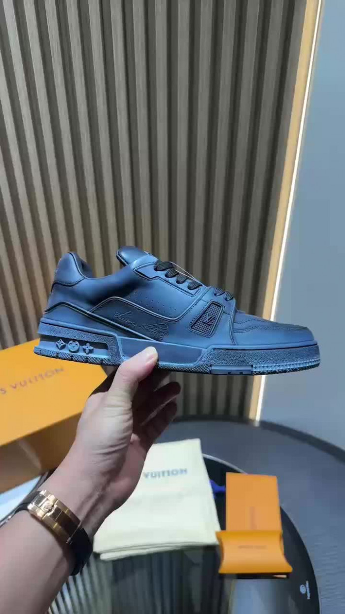 LV TRAINER SNEAKER LV-000607
