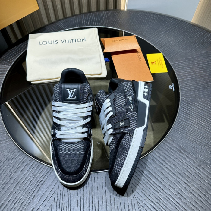 LV TRAINER SNEAKER LV-000573