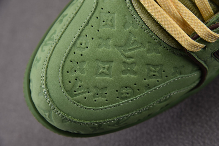 LV TRAINER SNEAKER LV-000592