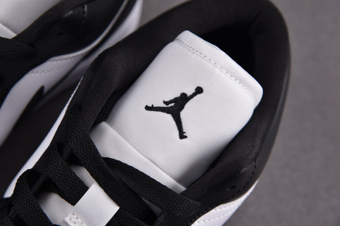 Air Jordan 1 Low “Panda” DC0774-101